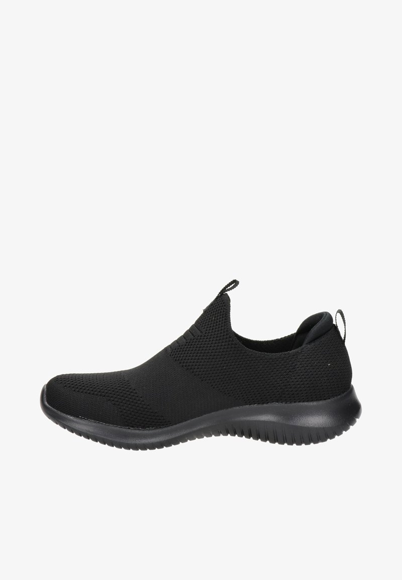 Chaussure de sport noire à enfiler, fabriquée en matériau tricoté texturé, avec une semelle en caoutchouc flexible et une languette au talon pour un enfilage facile.