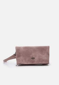 Rosa mocka clutch med blixtlås, prydd med en liten silveremblem. Inkluderar ett avtagbart handledsband för enkel bärbarhet.