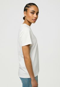 Wrangler SHORT SLEEVE - SLIM FIT - T-shirt print - worn_white