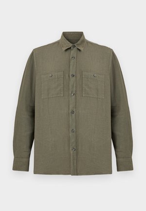 Camicia verde oliva a maniche lunghe con bottoni, due tasche sul petto ciascuna chiusa con un bottone, e colletto appuntito.
