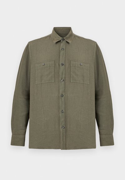 Πουκάμισο μακρυμάνικο σε ελαιί πράσινο με δύο τσέπες στο στήθος, η κάθε μία ασφαλισμένη με κουμπί, και μυτερό γιακά.