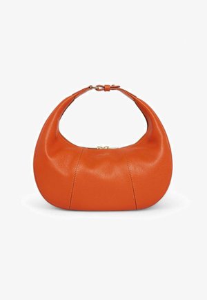 Sac à main en cuir orange de forme arrondie, à la texture douce, avec une sangle incurvée unique. Il est doté d'une fermeture à boucle et de détails de coutures visibles.