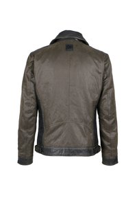 Chaqueta de cuero marrón con un diseño estructurado, acabado mate, cuello alto y acentos de cuero negro en los lados y las mangas.