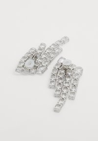 Brincos de prata com um design geométrico, adornados com várias pedras transparentes em corte quadrado dispostas em um padrão em camadas e com fechos seguros.