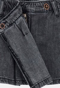 Gonna di jeans grigia scura con vita elastica, zip frontale e bottone bronzato. Presenta cuciture distintive e orlo dritto.