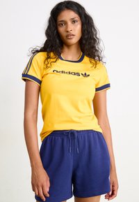adidas Originals GRAPHIC BADGE SLIM 3-STRIPES - Triko s potiskem - crew yellow