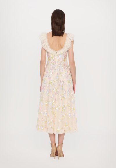 Een midi-jurk met bloemenborduursels in zacht beige, met ruches aan de mouwen, ingewikkelde pasteltinten en een V-rugdetail.