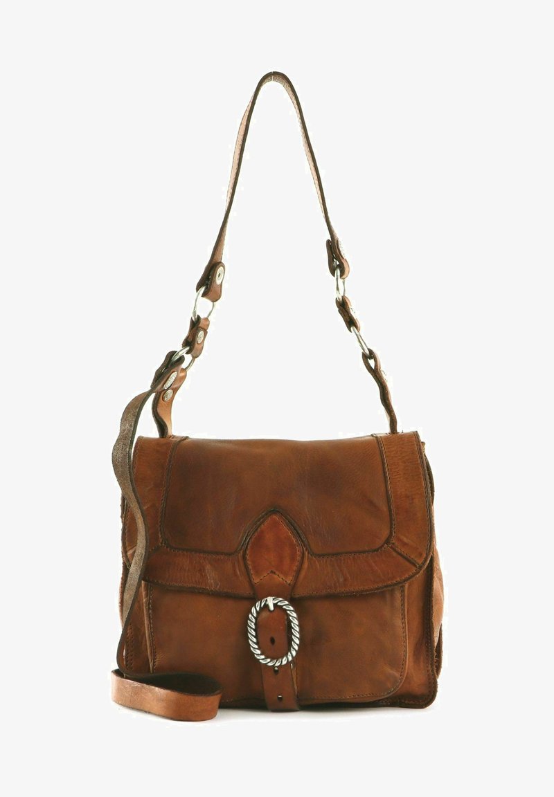 Braune Ledertasche mit Klappe, silberner geflochtener Schnallen-Detail, verstellbarem Riemen und einer strukturierten Oberfläche.