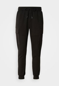 Svarte joggebukser med elastisk midjebånd og snor. Har cargo-lommer på sidene og elastiske mansjetter ved anklene.