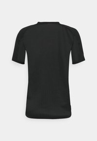 Czarna sportowa koszulka z krótkim rękawem, wykonana z gładkiej tkaniny o teksturowanym wzorze, z okrągłym dekoltem i bezszwową konstrukcją ramion.