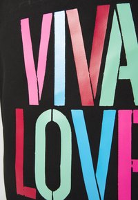 Juodas drobės paviršius su ryškiais, įvairiaspalviais rašmenimis, kurie sudaro žodį "VIVA LOVE" rožine, šviesiai mėlyna ir žalia spalvomis, turintis tekstūruotą, sluoksniuotą išvaizdą.