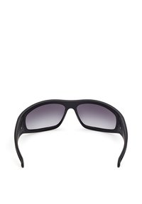 Gafas de sol envolventes negras con patillas anchas y curvas y lentes degradados oscuros, mostradas de frente sobre un fondo blanco.