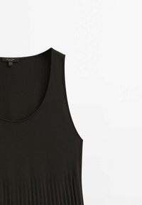 Robe noire sans manches avec encolure ronde et détail de jupe plissée sur fond blanc.