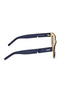 Gafas de sol azul marino con un acento amarillo en el marco, lentes rectangulares y diseño texturizado en las patillas. Fabricadas con materiales plásticos duraderos.