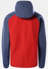 Kurtka z niebieskimi rękawami i kapturem, czerwoną tylną częścią, elastycznymi mankietami, pokazana z tyłu na jednolitym tle.