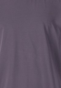 Violetti urheilu paita, joka on valmistettu hengittävästä kankaasta. Paita on sileä ja yksinkertainen muotoilu, jossa on huomaamaton brändilogo rinnassa.