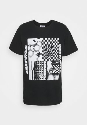 T-shirt en coton noir avec un design graphique présentant du texte blanc et des motifs, y compris des formes abstraites et un motif à carreaux. Manches courtes.