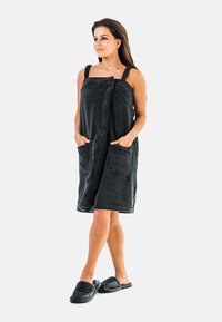 Tummanharmaa pehmeä kylpytakki, jossa on kaksi taskua, säädettävät hihnat ja samanlaiset tohvelit. Siro rakenne, jossa on yksinkertainen muotoilu.