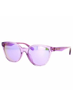 Occhiali da sole cat-eye glitterati viola con lenti colorate e una leggera montatura glitterata. Presentano un logo dorato sulla tempia.