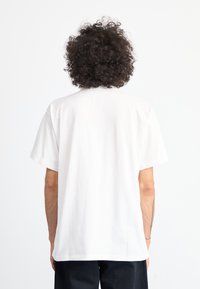 Hvid bomulds T-shirt med korte ærmer, lige pasform, enkelt design og rund halsudskæring. Ingen synlige grafikker eller mønstre.