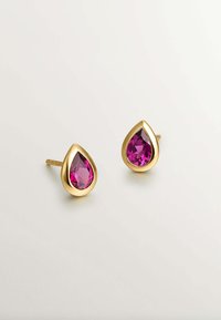Pendientes en forma de gota en tono dorado que presentan piedras rosa facetadas, engastadas en metal pulido con un borde liso y redondeado.