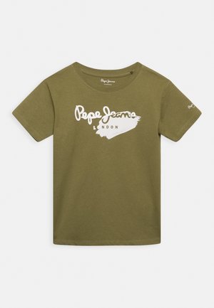 Olivgrünes T-Shirt mit kurzen Ärmeln und weißem "Pepe Jeans London" Schriftzug sowie Pinselstrich-Design auf der Vorderseite.