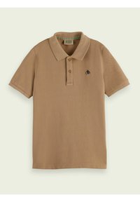 Polo marrón hecho de algodón texturizado, con cuello, tapeta de tres botones y un pequeño logo negro en el pecho.