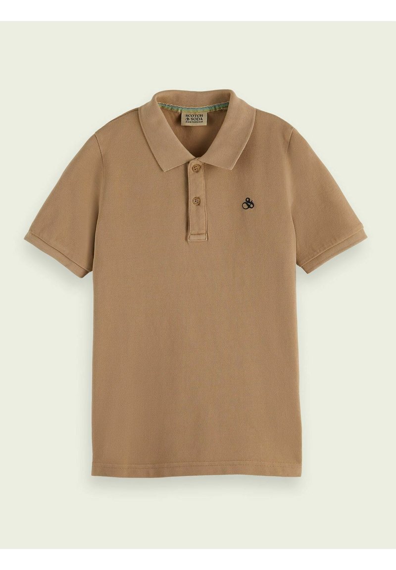 Polo marrón hecho de algodón texturizado, con cuello, tapeta de tres botones y un pequeño logo negro en el pecho.