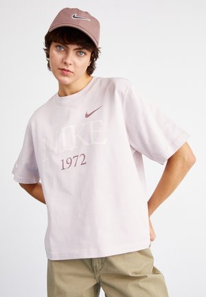 Nike Sportswear TEE CLASSICS BOXY - T-shirt z nadrukiem - platinum violet