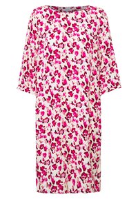 Bloemendress in een lichte stof met roze en rode patronen op een witte achtergrond, met een brede halslijn en korte mouwen.