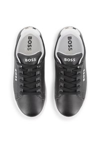 Μαύρα δερμάτινα αθλητικά παπούτσια με επίπεδη λευκή σόλα απ ό καουτσούκ. Διαθέτουν υφασμένη επιφάνεια, σχέδιο με κορδόνια και το λογότυπο "BOSS" στα πλαϊνά και στη γλώσσα του παπουτσιού.