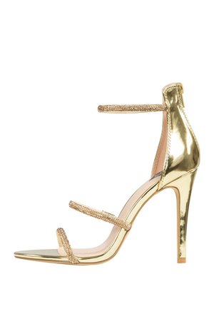 Złote metaliczne sandały na wysokim obcasie z trzema koralikowymi paskami, otwartym noskiem i zapięciem na zamek z tyłu. Gładka tekstura i obcas typu stiletto.
