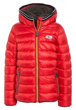 Veste matelassée rouge pour enfants avec capuche, fermeture éclair orange, bordure rayée noire et blanche sur la capuche, et poches avant zippées.