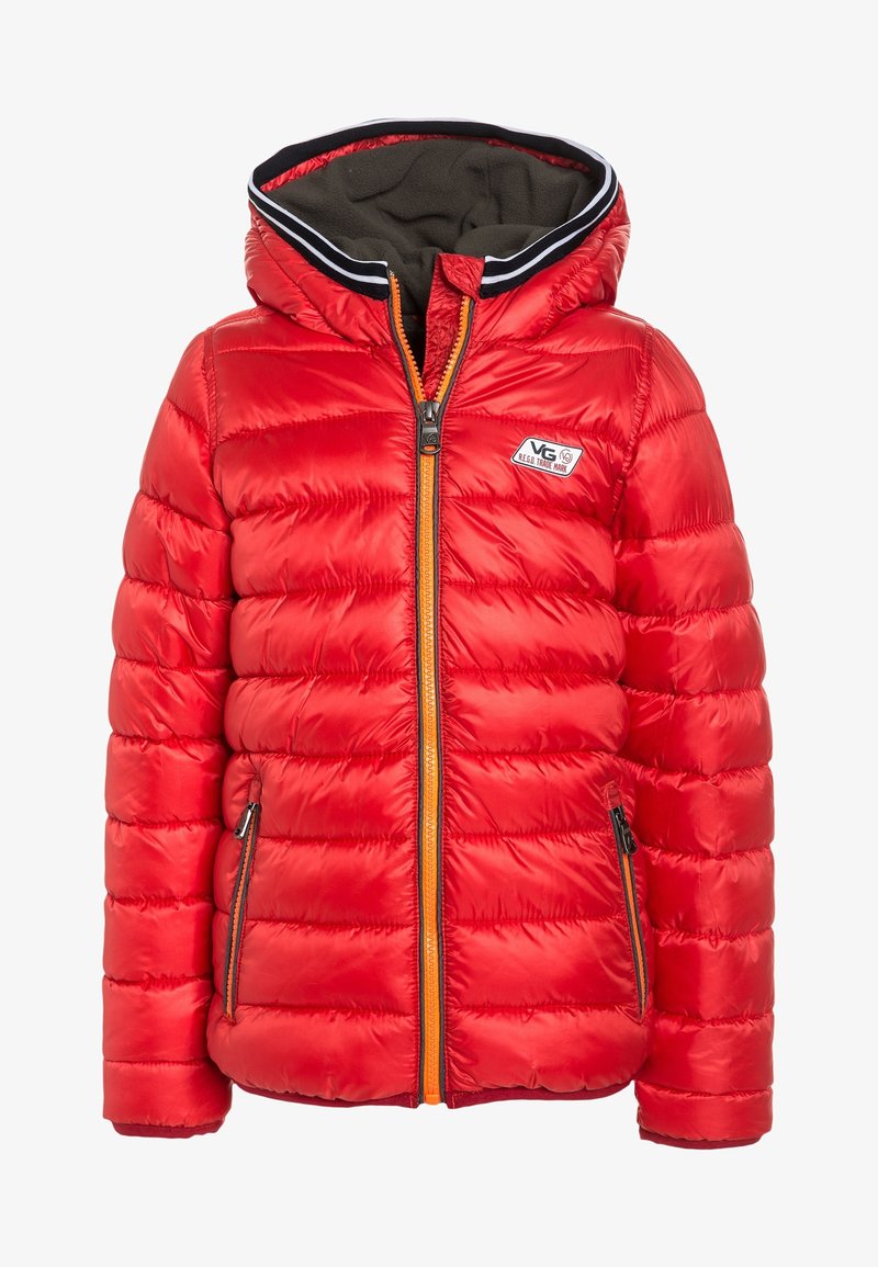 Veste matelassée rouge pour enfants avec capuche, fermeture éclair orange, bordure rayée noire et blanche sur la capuche, et poches avant zippées.