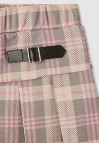 Pantaloni a quadri grigi con un motivo a scacchi di un beige chiaro e rosa, dotati di una fibbia in pelle nera e dettaglio a pieghe sul davanti.