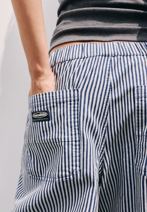 PULL&BEAR, STRIPED STRAIGHT-LEG - TROUSERS. - Pantalon classique - dark blue