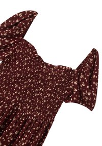 Abito bordeaux con fantasie floreali, corpino arricciato e maniche a sbuffo. Realizzato in un tessuto testurizzato con gonna arricciata.