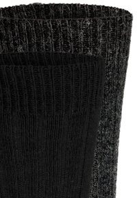 Zwei Paar gerippte Socken, ein schwarzes und ein dunkelgraues, die einen strukturierten Stoff mit unterschiedlichen Farbnuancen und kontrastierenden Mustern zeigen.