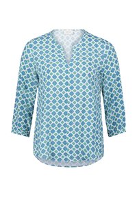 Lichte, ademende blouse met een blauw-groen geometrisch patroon op een witte achtergrond, met een V-hals en driekwart mouwen.