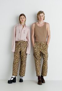 Sister Jane CAMERON LEOPARD TROUSERS UNISEX - Hlače - brown