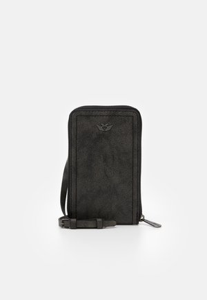 Zwarte slanke portemonnee met ritssluiting, gemaakt van gestructureerd materiaal, met een logo-accent bovenaan en een afneembare draagriem.