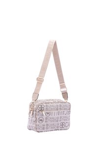 Borsa a tracolla bianca con motivo logo in beige, dotata di chiusura con zip, tracolla regolabile e dettagli in metallo dorato.