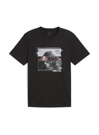 Sort t-shirt med korte ærmer, der har et grafisk tryk af et bjerg i sort og hvid, omkranset af røde og hvide striber, samt teksten "PUMA SEASONS".