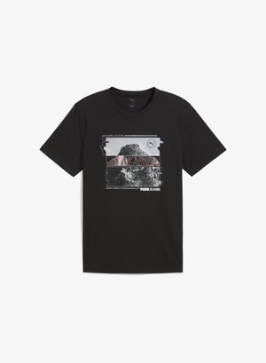 Mustapaita lyhyillä hihoilla, jossa on mustavalkoinen vuoren graafinen printti punavalkoisilla raidoilla reunustettuna ja teksti "PUMA SEASONS".