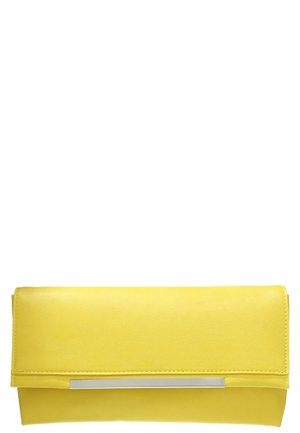 Pochette rectangulaire jaune avec un détail de barre horizontale argentée sur le rabat avant, en matériau lisse imitant le cuir.