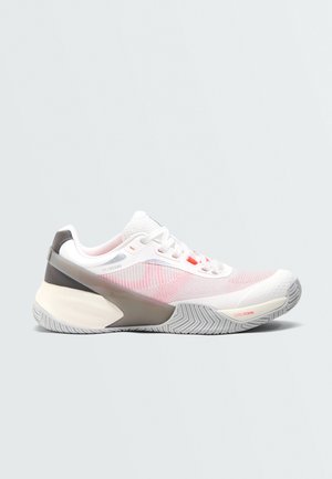 Baskets blanches et roses avec maintien de talon gris, semelle texturée et dessus en mesh, présentées en profil droit sur fond clair.