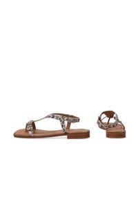 Flache Sandalen mit Leopardenmuster, brauner Sohle aus Kunstleder, verstellbaren Riemen und dekorativen Schnallen.