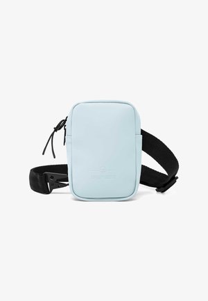 Jasnoniebieska prostokątna torba na ramię o gładkiej fakturze, z regulowanym czarnym paskiem i zamknięciem na zamek. Posiada wytłoczoną markę z przodu.