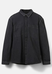 Schwarzes langärmeliges Hemd mit Knöpfen, zwei knöpfbaren Brusttaschen und klassischem Kragen, auf einem einfarbigen hellen Hintergrund präsentiert.