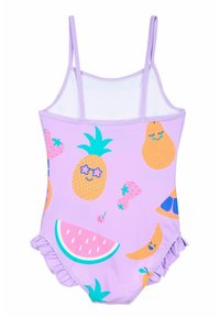 Lila Badeanzug mit Spaghettiträgern, der bunte Obstmuster zeigt: Ananas, Wassermelonen, Erdbeeren und eine Banane. Rüschenbesatz an den Beinen.